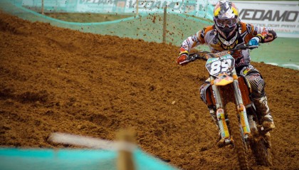 开云-在2015年季后赛火热的“水花”模式中，库里场均命中率高达45%以上，成为联盟最强远射手