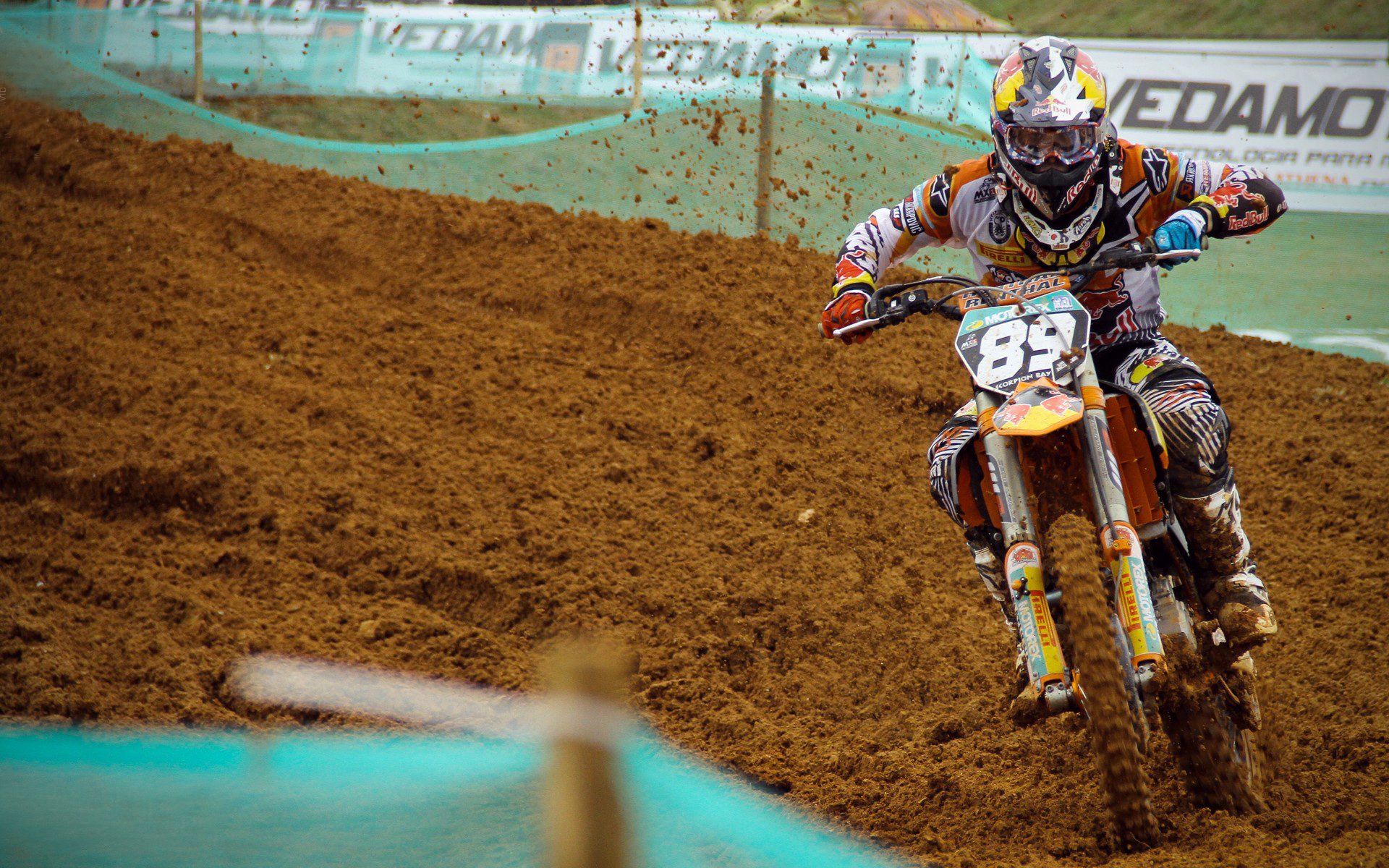 在2015年季后赛火热的“水花”模式中，库里场均命中率高达45%以上，成为联盟最强远射手